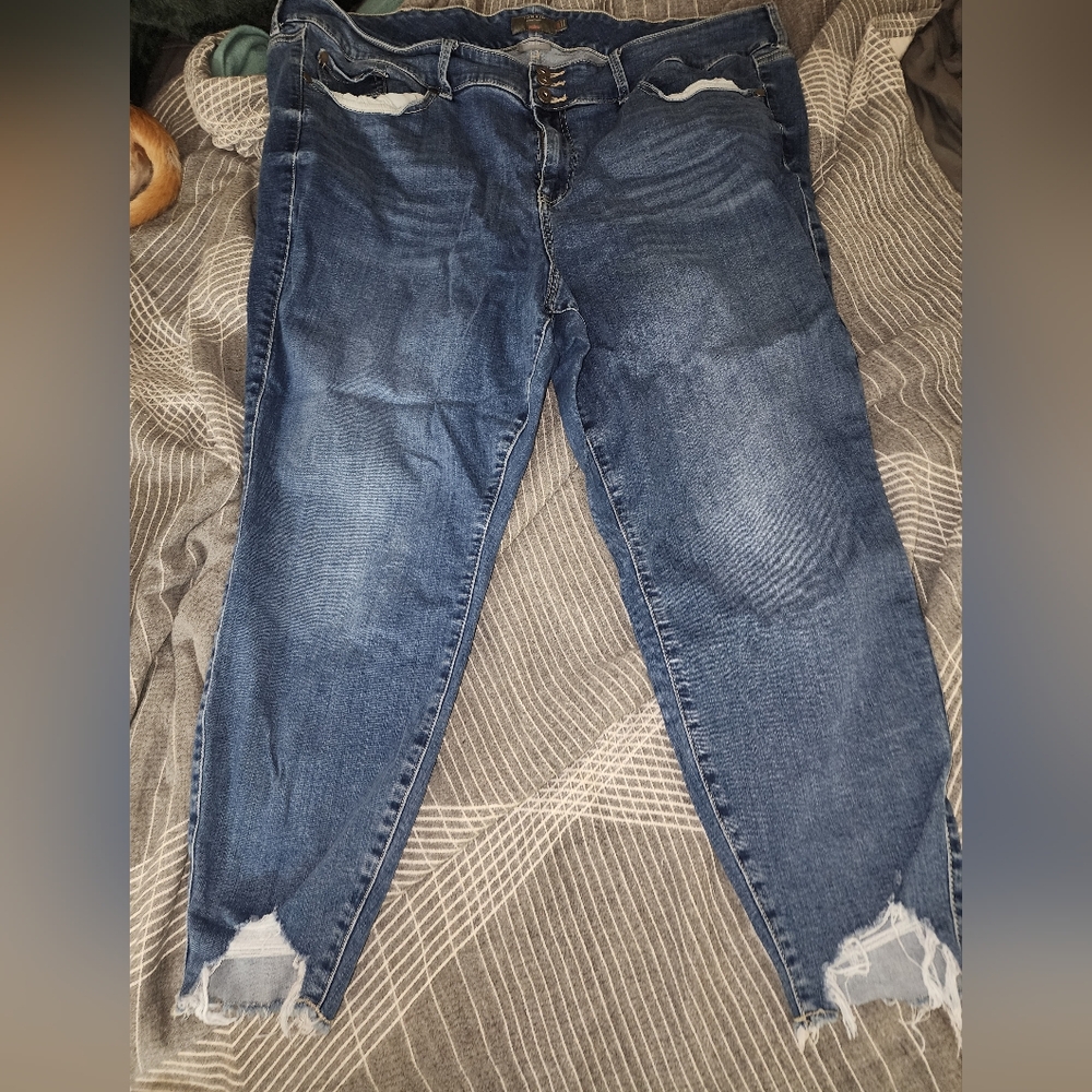 Torrid 26R distressed ankle jegging